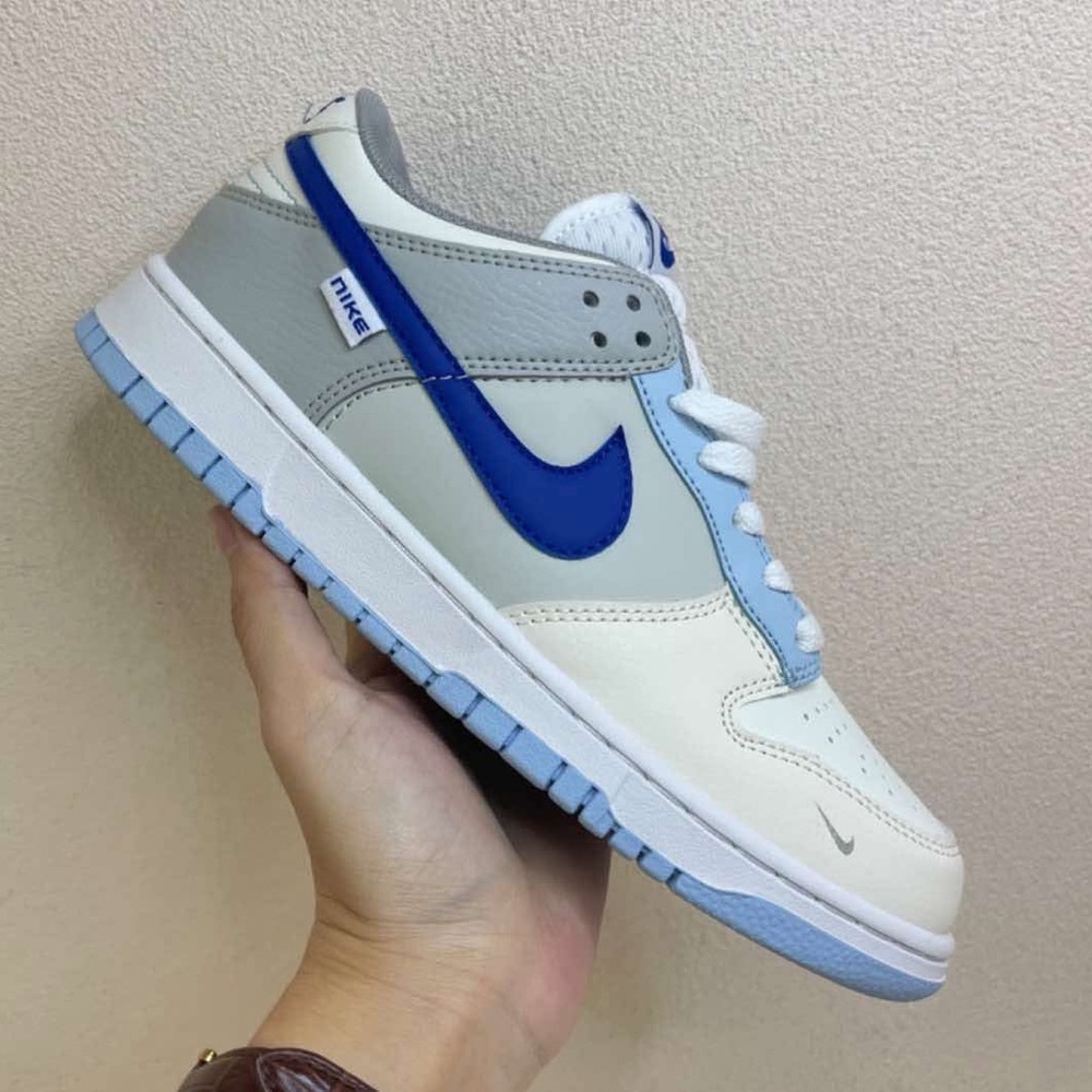 Nike Men's Blue and Cream Sneakers